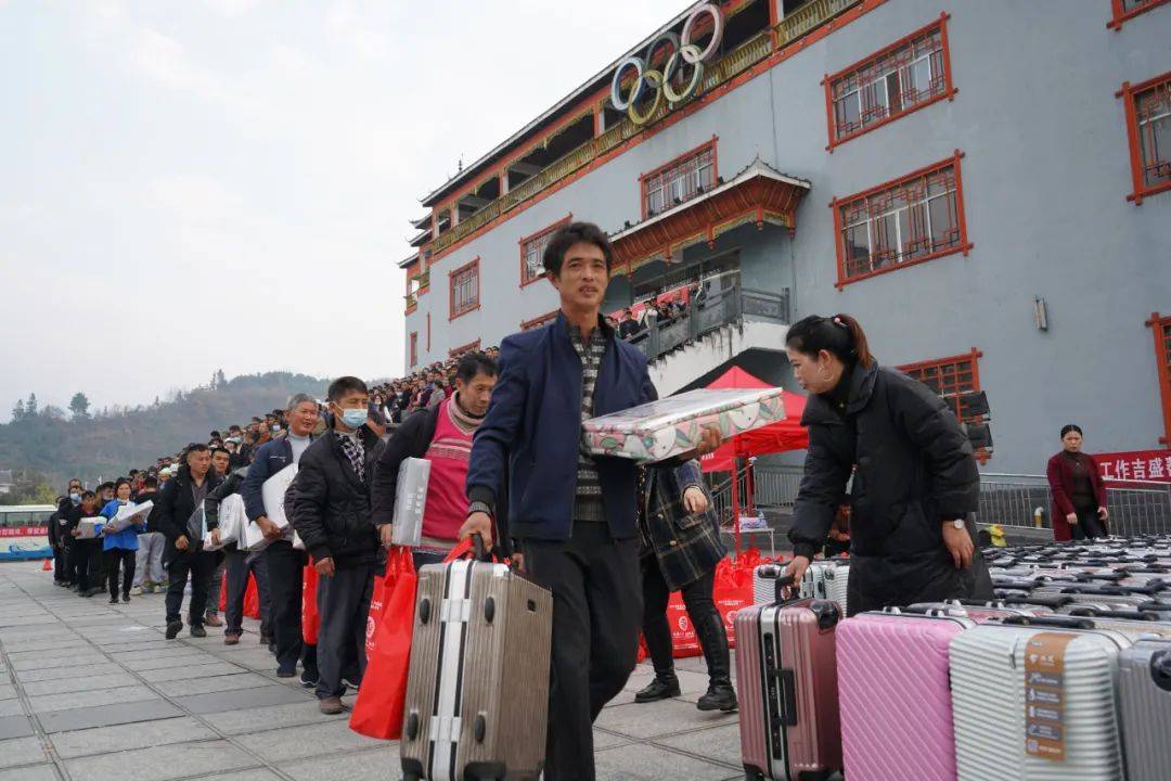 劳务输出再出发!我县近500名群众乘专车前往广东,海南外出务工