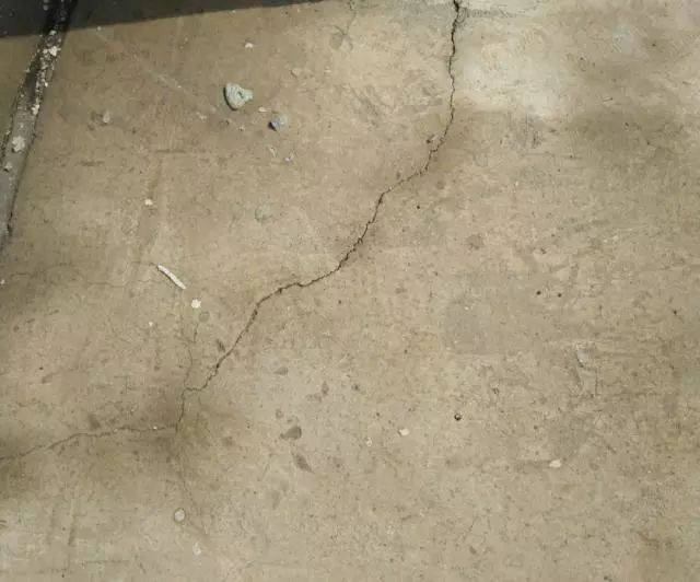 农村自建房楼顶漏水怎么办教你自己动手简单有效补漏不乱花冤枉钱