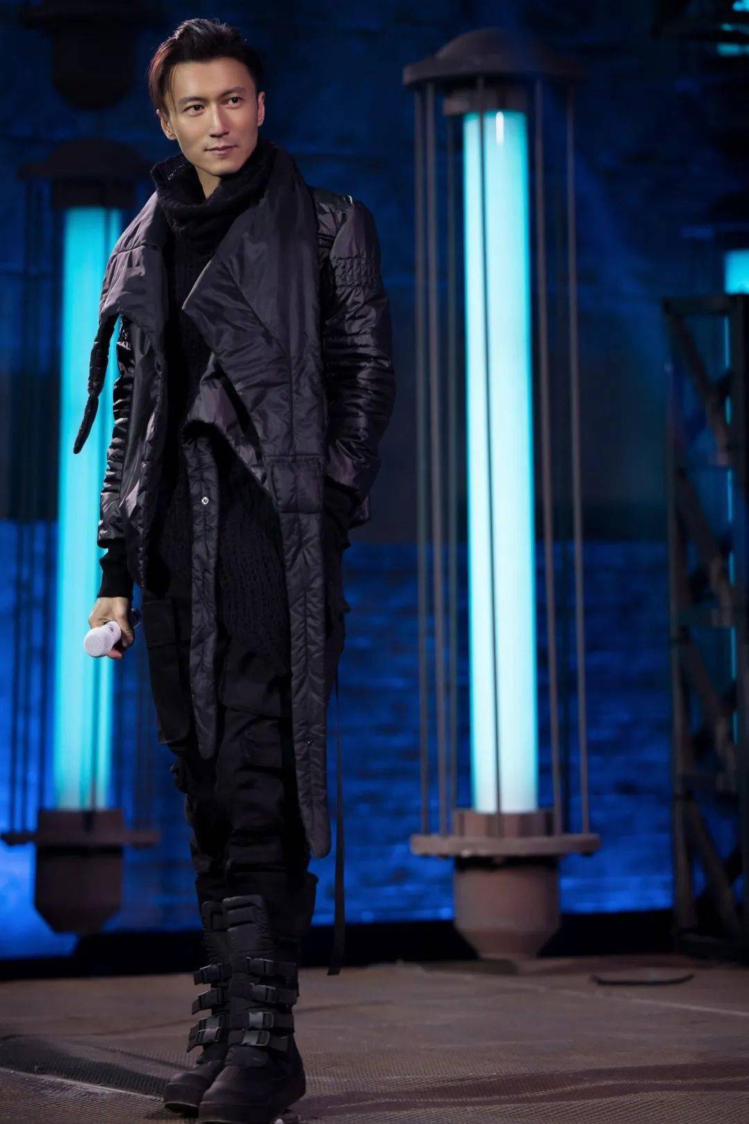 谢霆锋锋狂摇滚演唱会携四乐队共同燃炸超现场附全场回顾视频