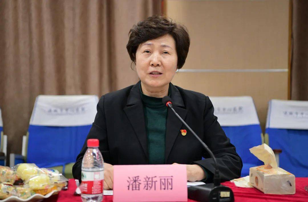 会上,党委副书记,院长潘新丽对于医疗共识营活动的开展和大家的积极