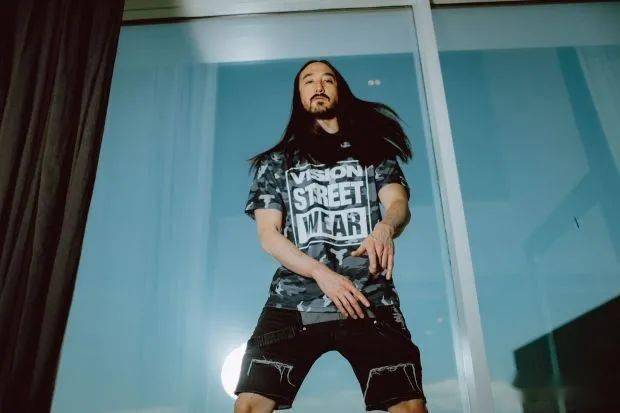 說起 steve aoki(史蒂夫·青木),映入大眾印象的首先是其標誌性的長髮