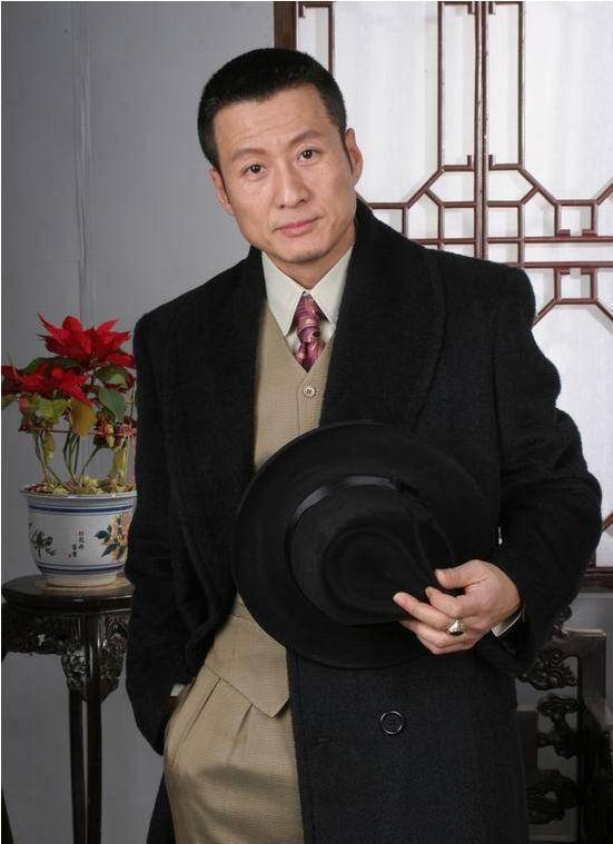 孙兴现身商演捞金57岁还织脏辫赶时髦卖力表演却无人捧场