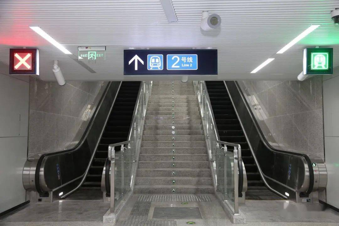 综合改造,新增3个换乘通道,5个地下售检票厅,并增设了12部自动扶梯