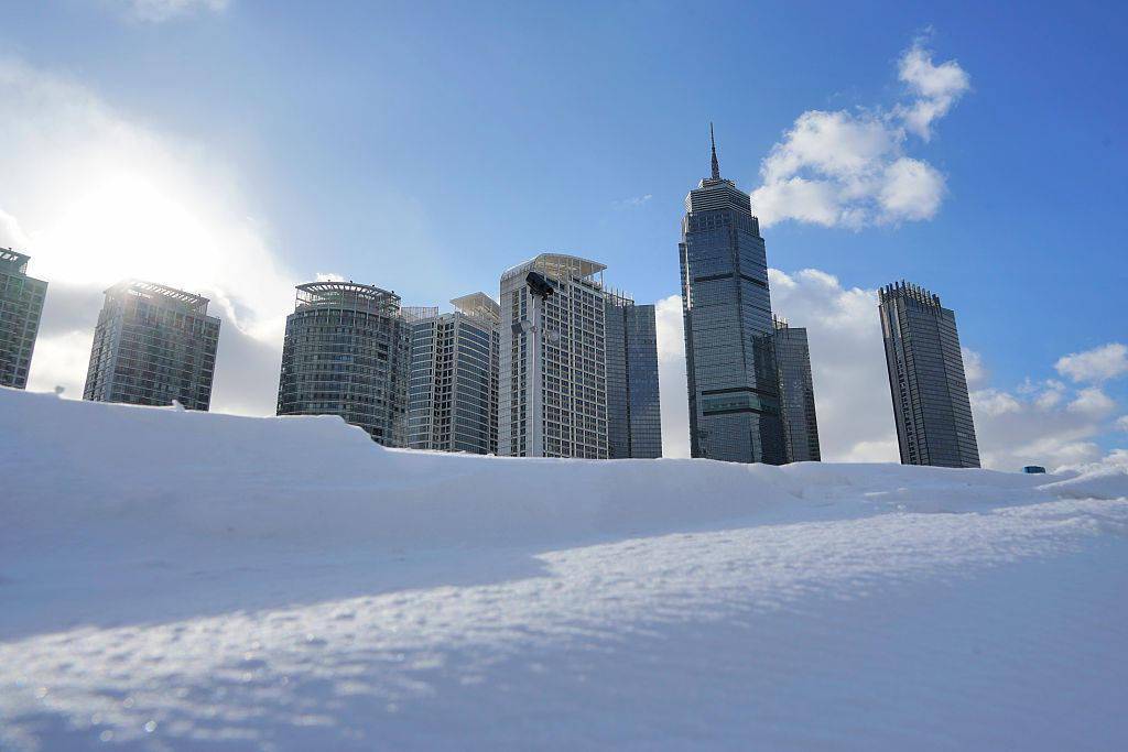 山东烟台:"霸王级"寒潮过境 城市变身冰雪世界