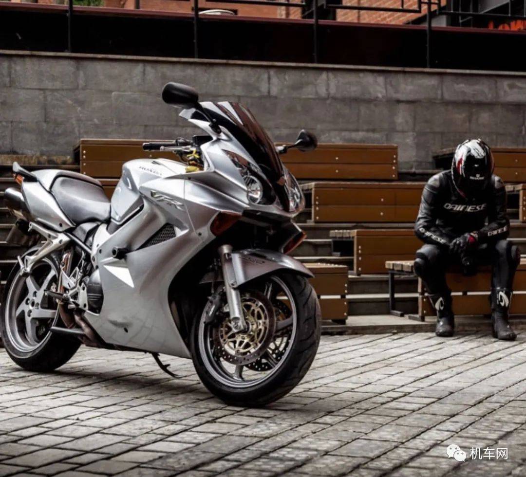 本田的单摇臂v4vfr800