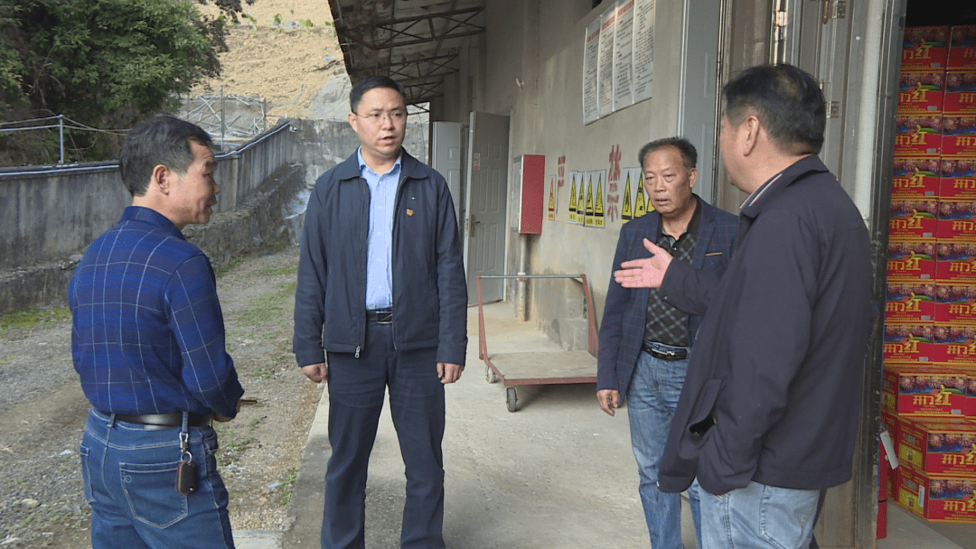 崔振宇先后实地察看了漳平市土产公司,日杂公司烟花爆竹仓库,新联农资