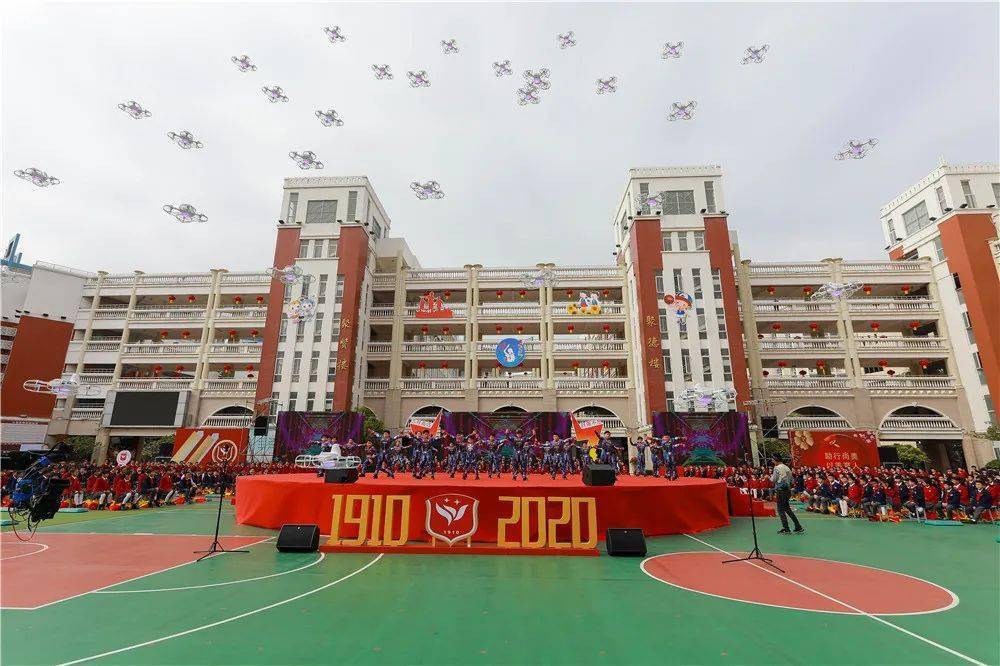 perfect▲表演者:张敬祥 邓健(校友) 黄诗棋街舞社团 无人机社团民乐