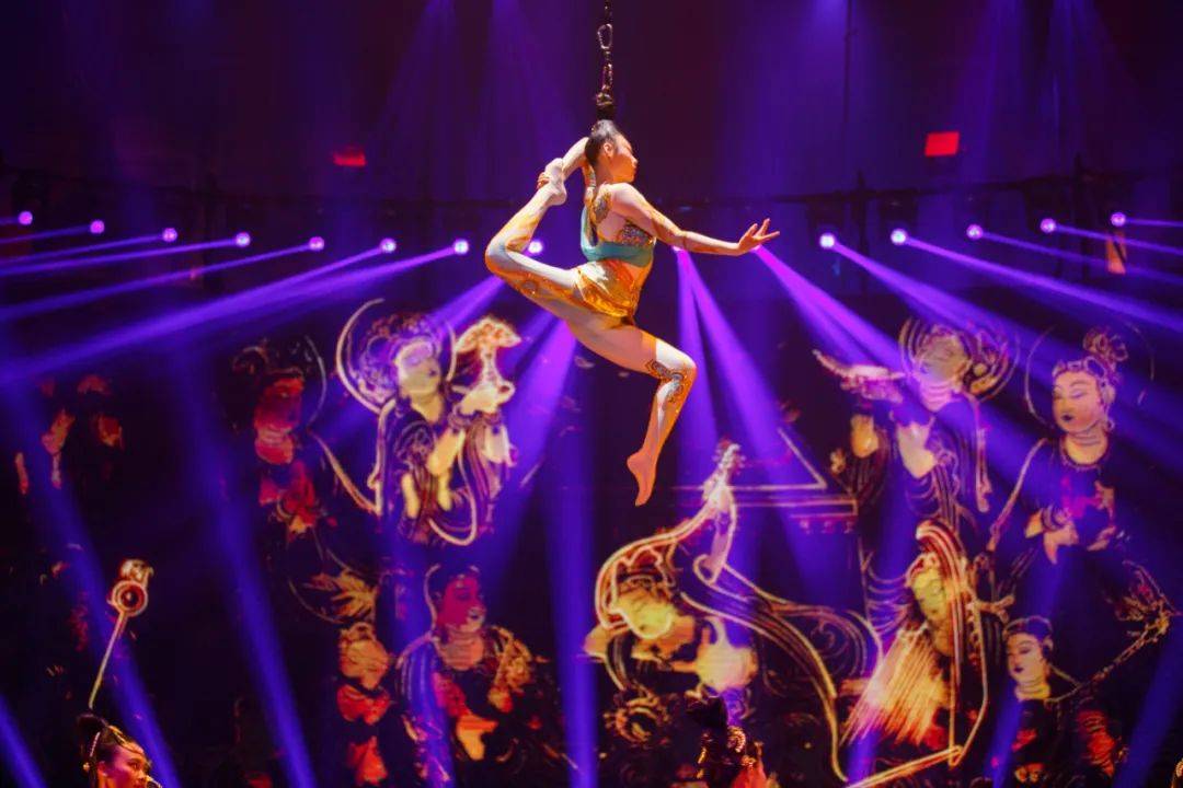 飞天美少女用吊发重现敦煌壁画艺术_杂技