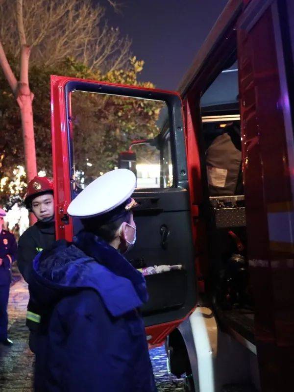 总队政治部孔嘉文主任带队对嘉定区跨年夜消防安全情况进行督导检查