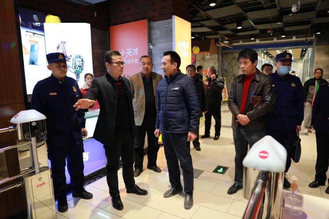 李耿一行来到县汽车客运站,华双百超市,南华糖业忻城糖厂等地,详细