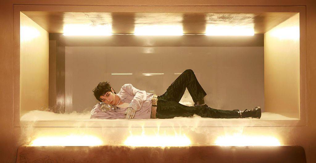 华晨宇跨年戴银色异兽面罩个性十足侧卧拍写真美如雕塑