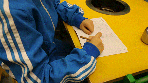 还有各种不同的小书,上课时就悄悄的放在课本里看.