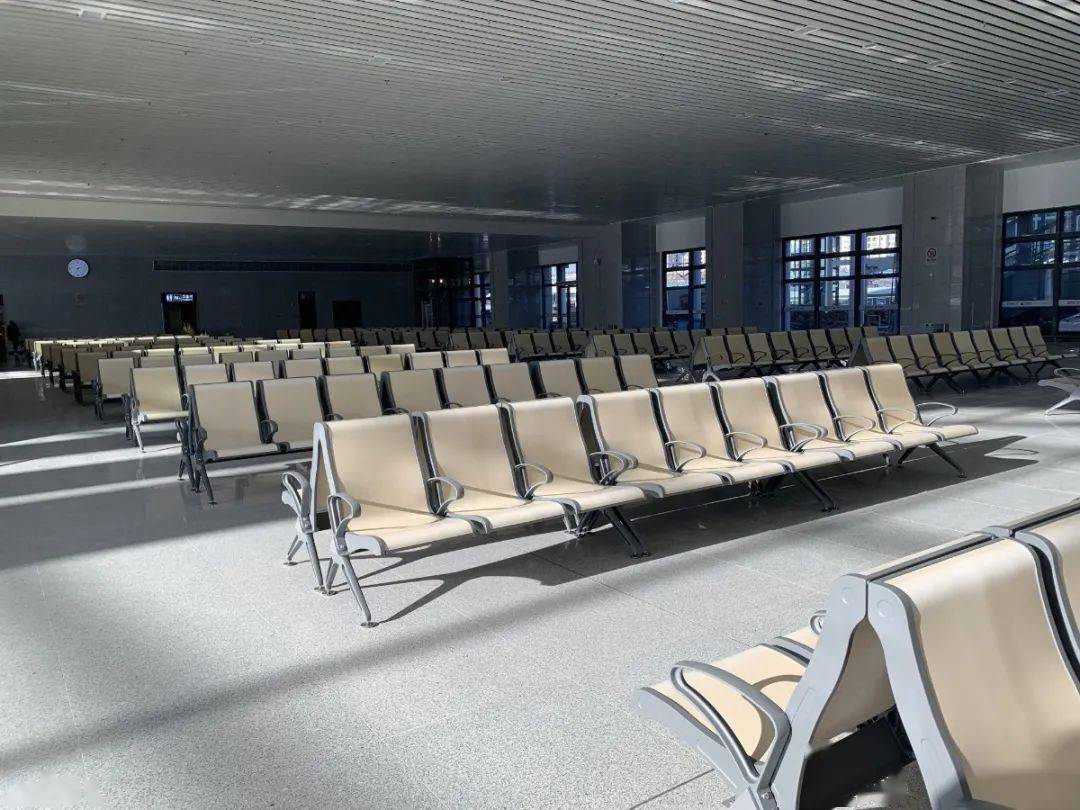 南站房候车厅内座椅整齐划一