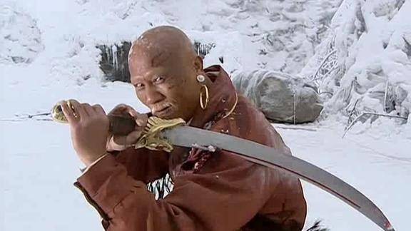 血刀老祖战斗经验丰富故意假装撤退引高手掉入陷阱重伤高手