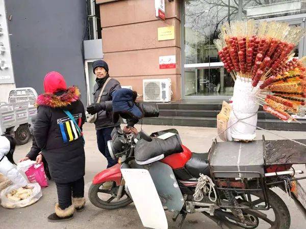 12"冰糖葫芦~卖糖葫芦嘞"商贩正在南营子大街上叫卖冰糖葫芦