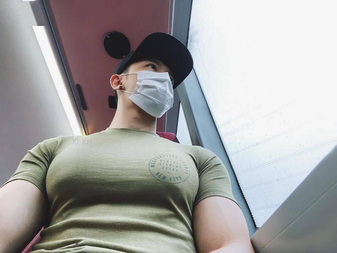 ▼死亡仰拍更显胸肌的清晰轮廓360度无死角的蜜汁自拍▼若隐若现的