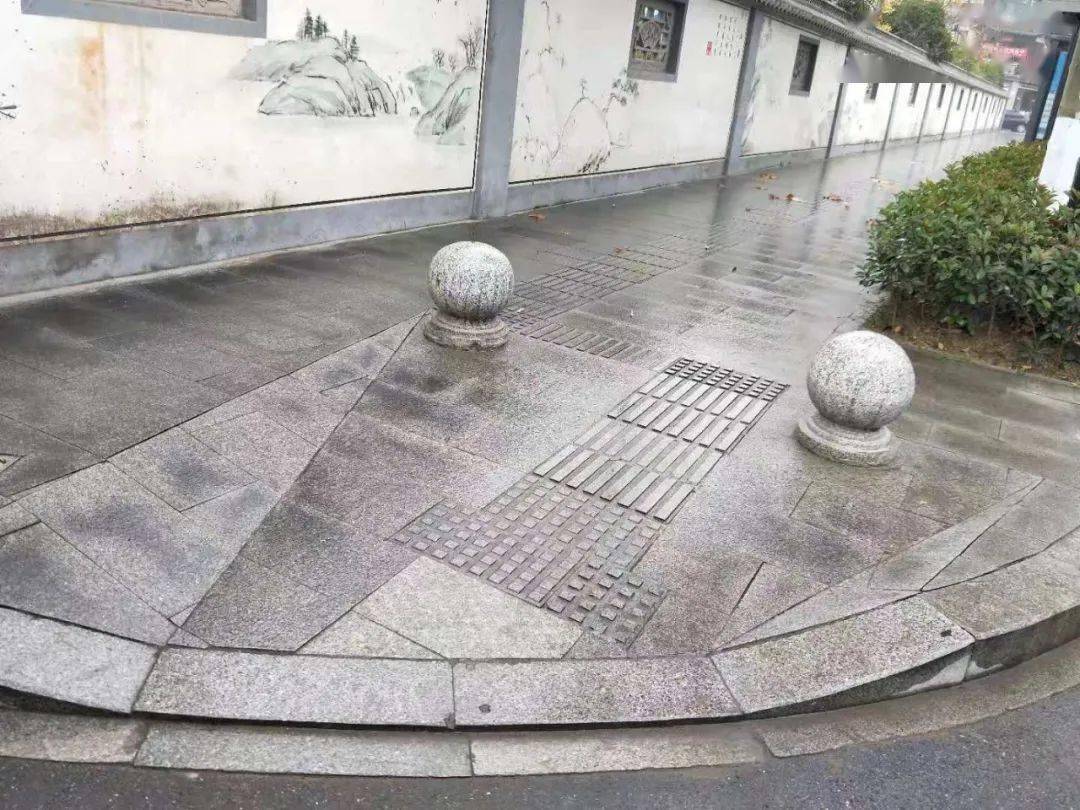 在农林大学衣锦校区正门口的西北侧,施工人员正在进行道口的整改工作.