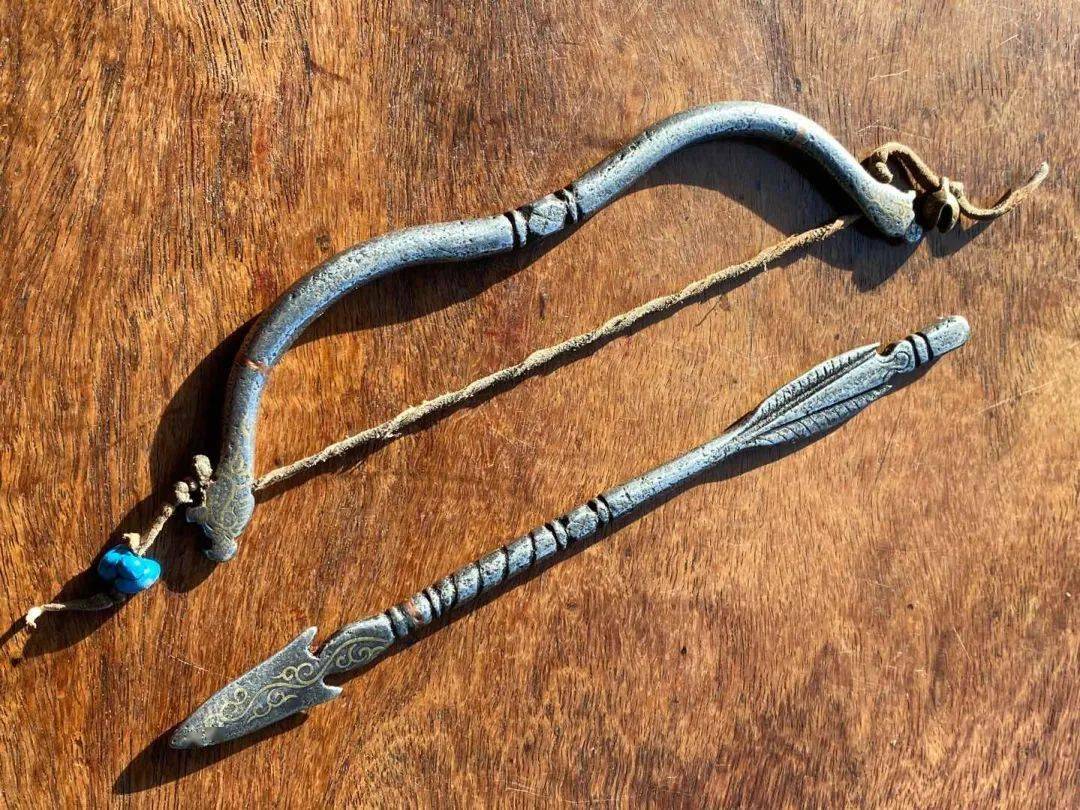 明,因此常见佛教各种本尊手上那弓与箭,也偶见信徒制作弓箭形式供品于