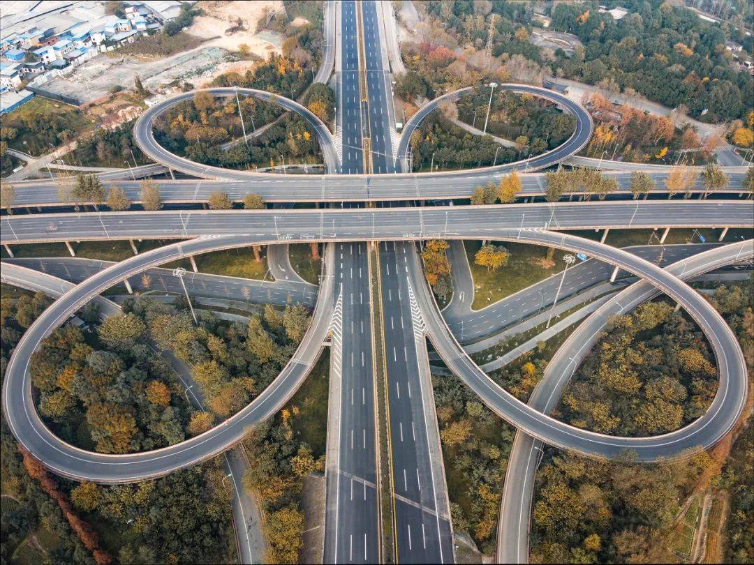 毗邻成都轨道交通s11线(规划中),成绵高速,成都第二绕城高速等处于"