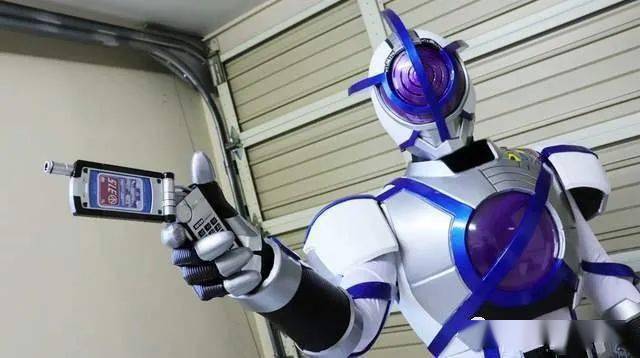 粉丝自制超还原的假面骑士何润东