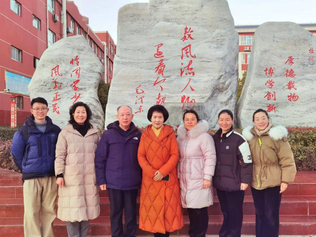 向道德学习为美德点赞新乡十中英才学校社会主义核心价值观大讲堂和谐