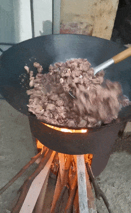 首先要为大家推介的是柴火香葱狗肉在他们家众多的菜品中俗话说:狗肉