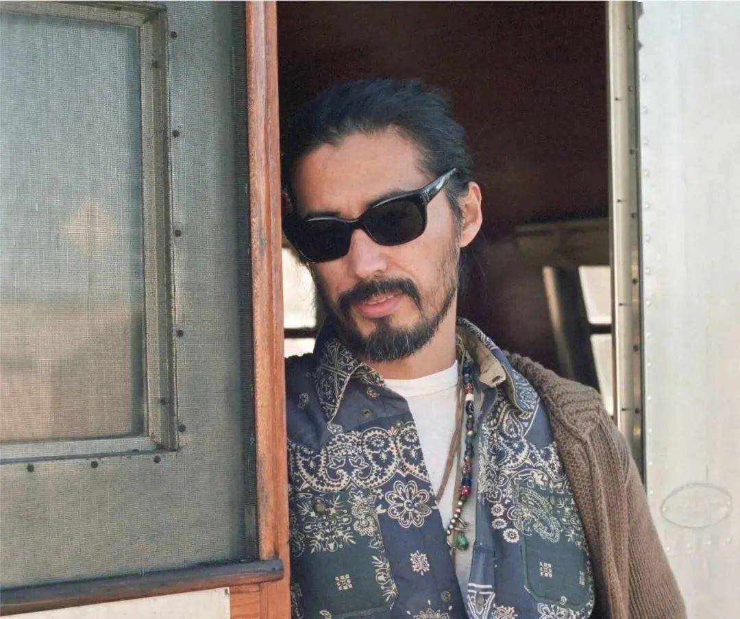 这位收藏家对 visvim 的执念,似乎刚好了正中设计师兼创始人中村世纪