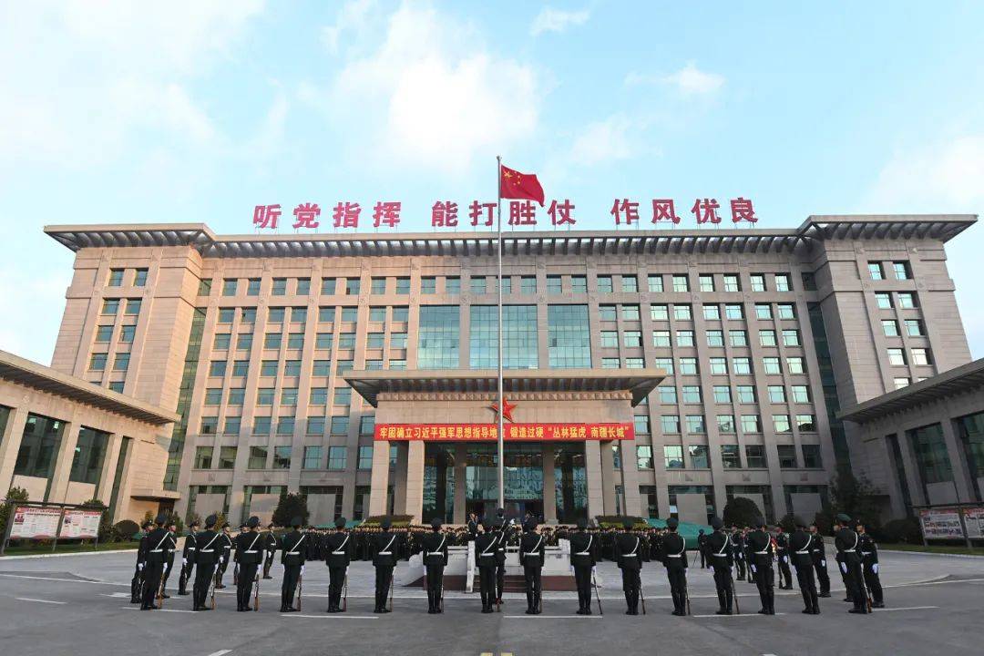 向国旗敬礼!南部战区各部队以特别仪式迎接新年