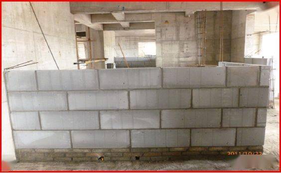 9,底部-标准砖 控制要点:砌块填充墙砌筑时,墙底部应砌3皮标