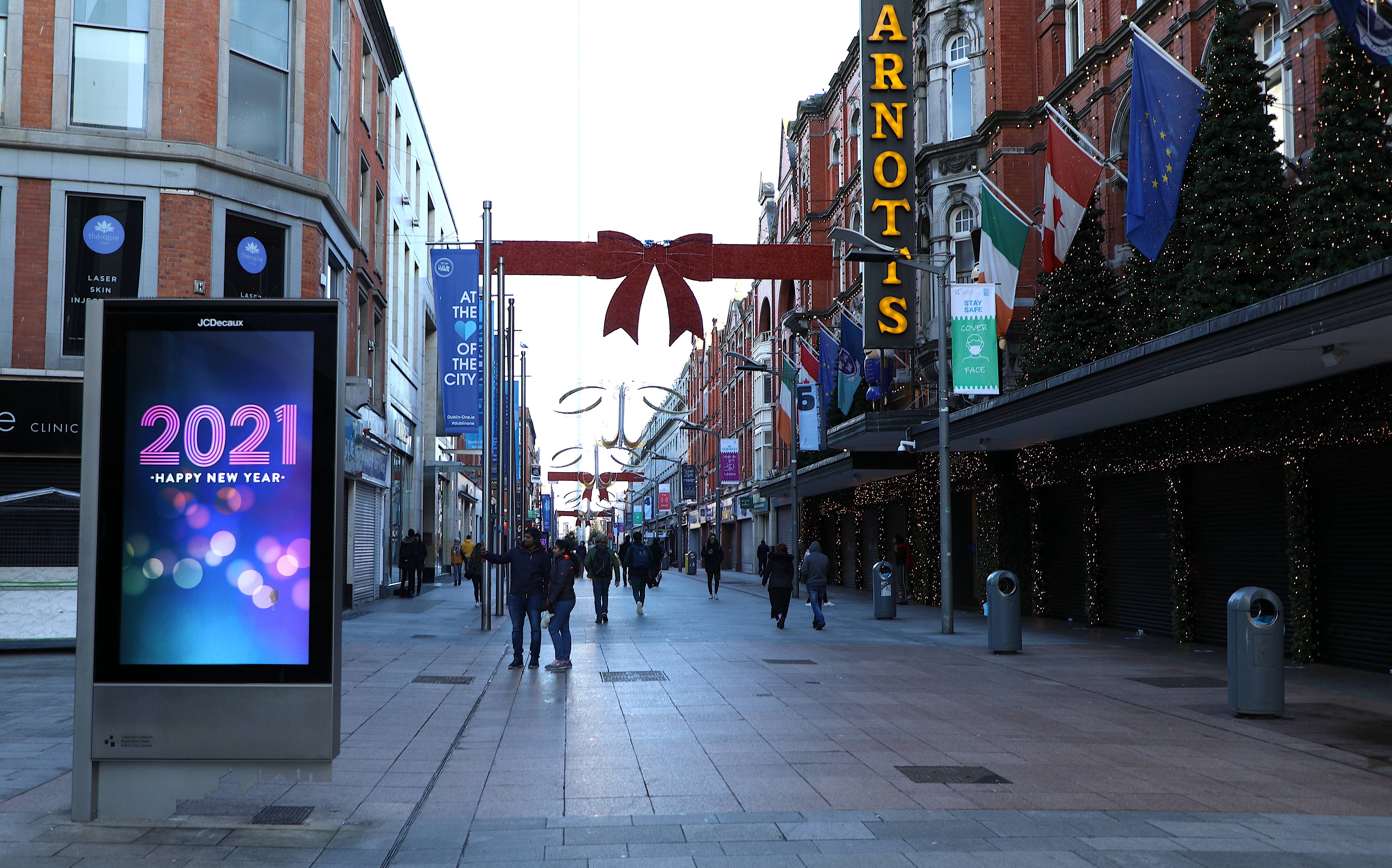 1月1日,人们走在爱尔兰首都都柏林一条商业街上返回搜狐,查看更多