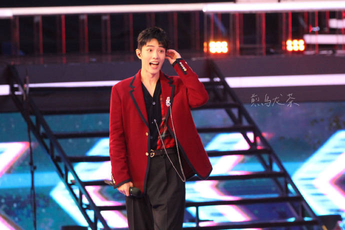 肖战跨年盛典高清生图分享 舞台上闪闪发光的耀眼大明星!