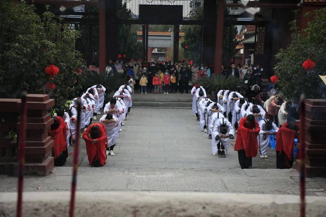 谢亲恩,成童礼……正衣冠,拜孔圣,诵读经典,司仪官迎宾拜谒