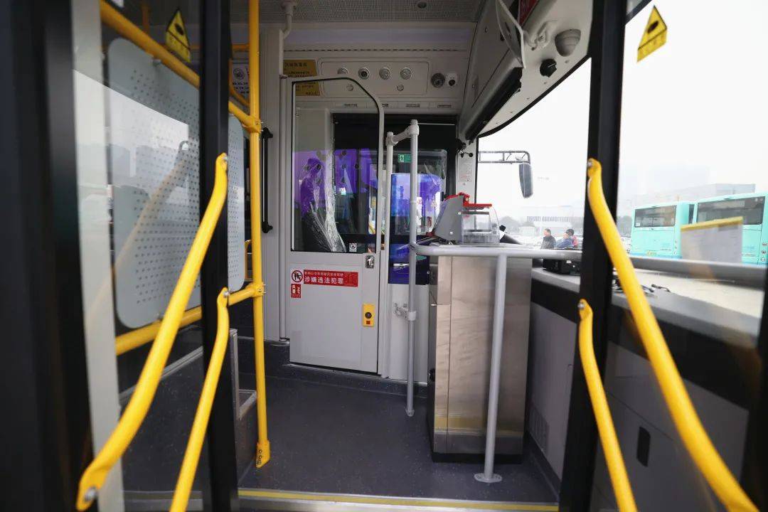 驾驶室独立设置内部宽敞而整洁视觉上非常小清新新公交车车体颜色以浅