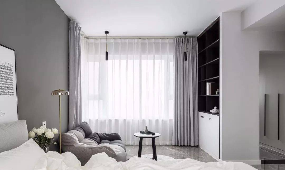 卫生间整体通铺石色纹理瓷砖,利用墙面在淋浴房内设计壁龛,可放置常用