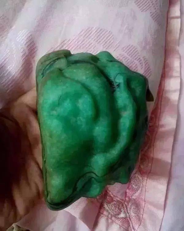 小伙执意买下翡翠原石,扒皮后出现满色,切开后当场傻眼了!
