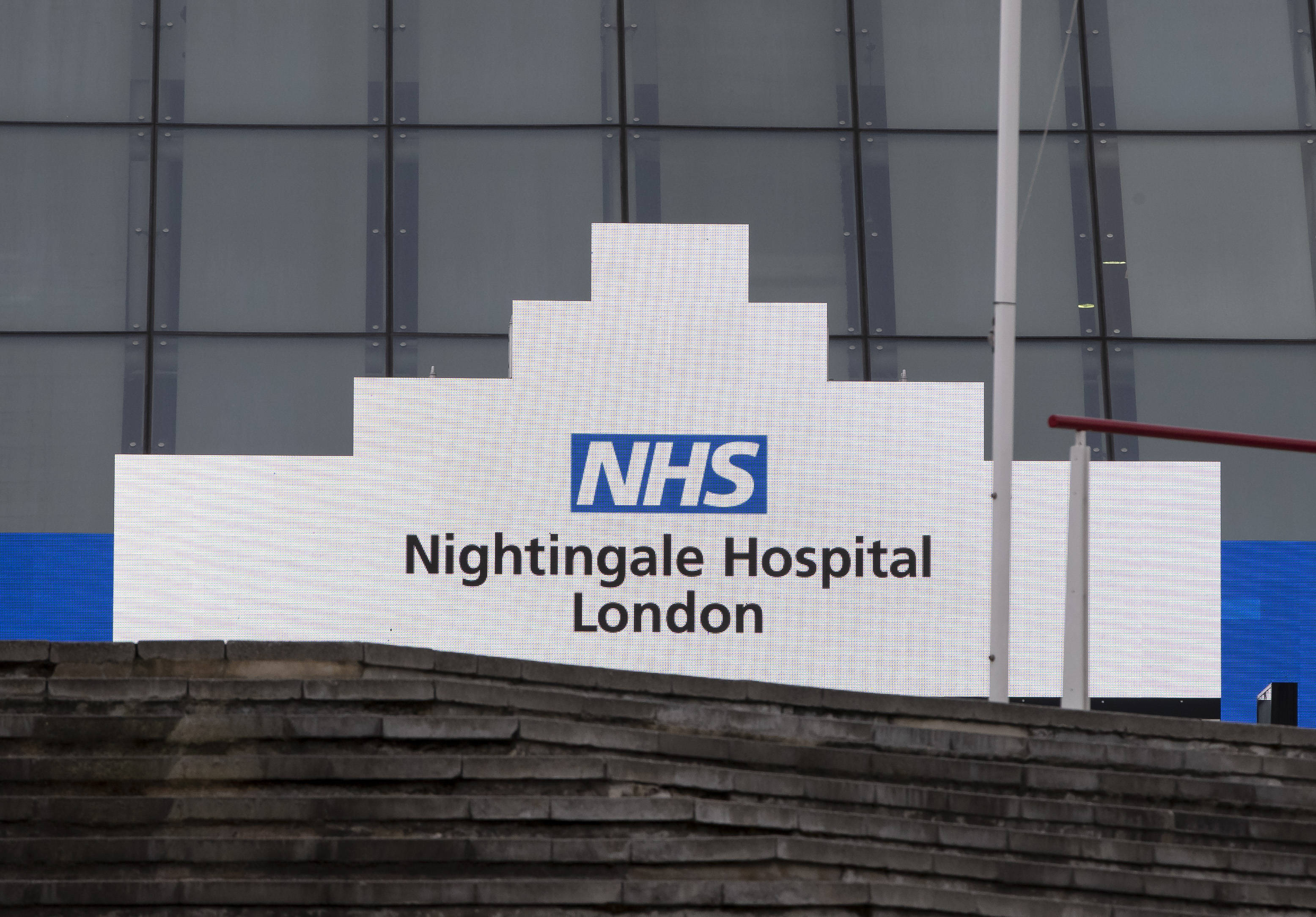 伦敦因疫情关闭小学 重启应急医院