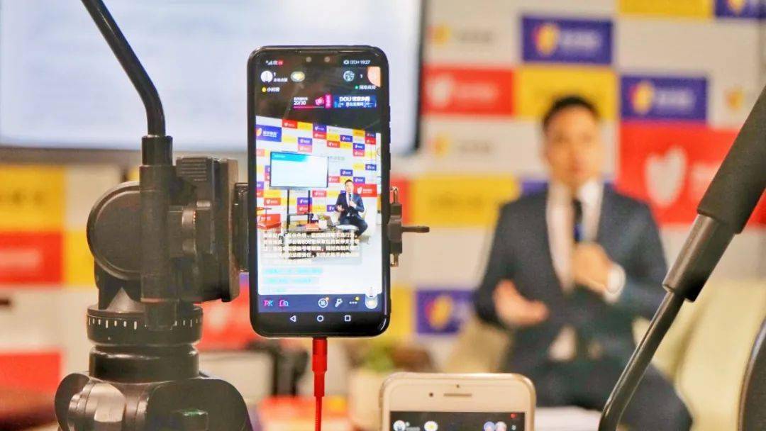 青卓蓝丝带象征着鼓励与信任老师亲手为学生系上蓝丝带代表给予学子最