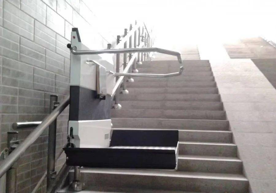 楼梯自动爬升机图片