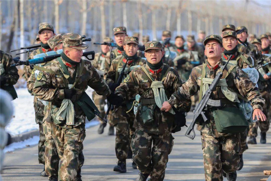 直击新兵们的第一次野营拉练_武警新疆总队