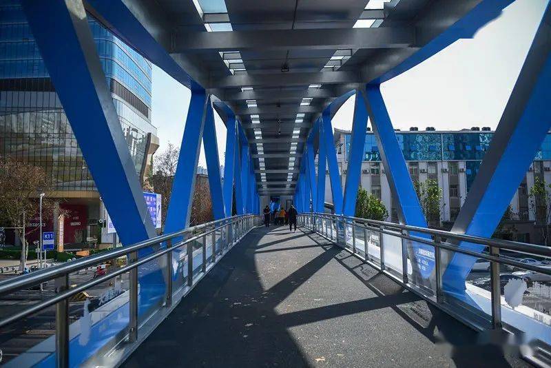 武汉这个过街天桥火了!很多人专程来打卡拍照,还有人朝它鞠躬