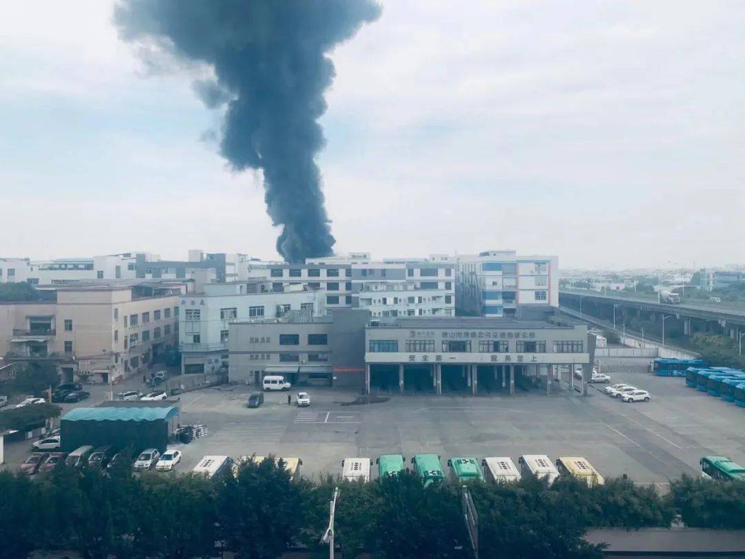 突发佛山一工业厂房突发大火浓烟冲天火势猛烈场面震撼