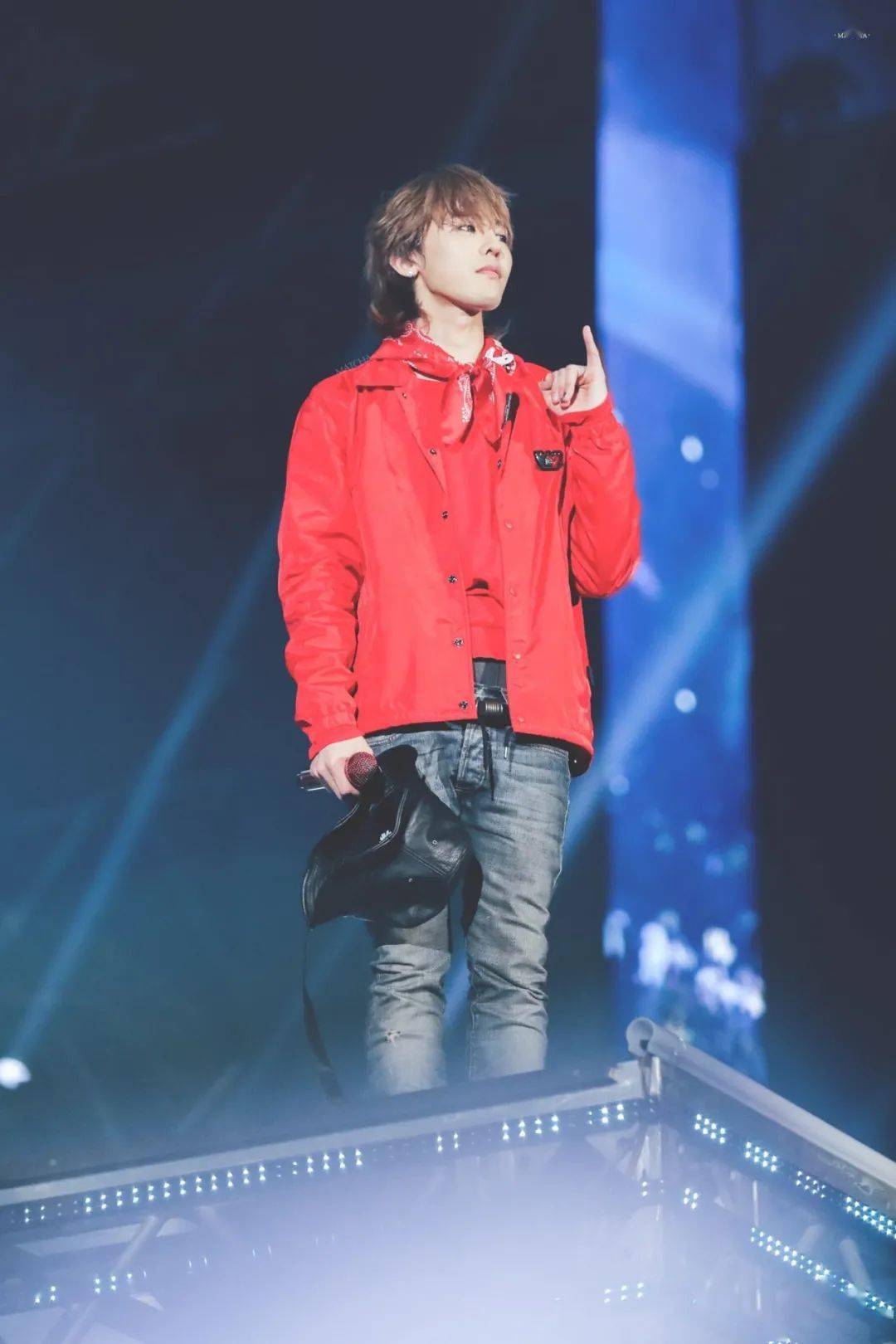 权志龙这个手势代表什么