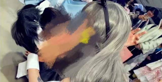 哈尔滨漫展曝不雅姿势丑闻,一男一女当众拍大尺度照,涉事女生:不愿意