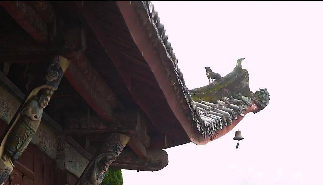 也有"凤楼鸳瓦".有"桂华流瓦",多的是鳞次整齐的瓦片