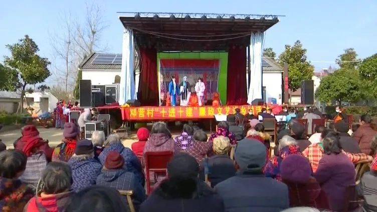 近日,原钟祥市曲剧团的演员们受邀来到柴湖镇邓营村,为村民们献上了一