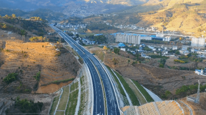 雲鳳高速公路通車運營,將雲縣縣城到鳳慶縣城車程由1個多小時縮短至半