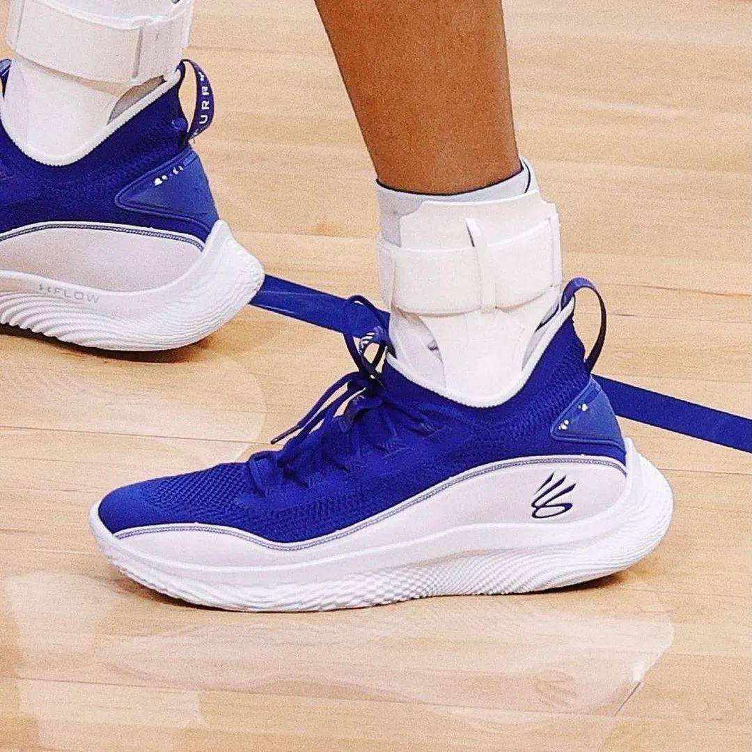 此时伴随着库里征战球场的蓝白色库里8,看起来也是熠熠生辉的状态,让