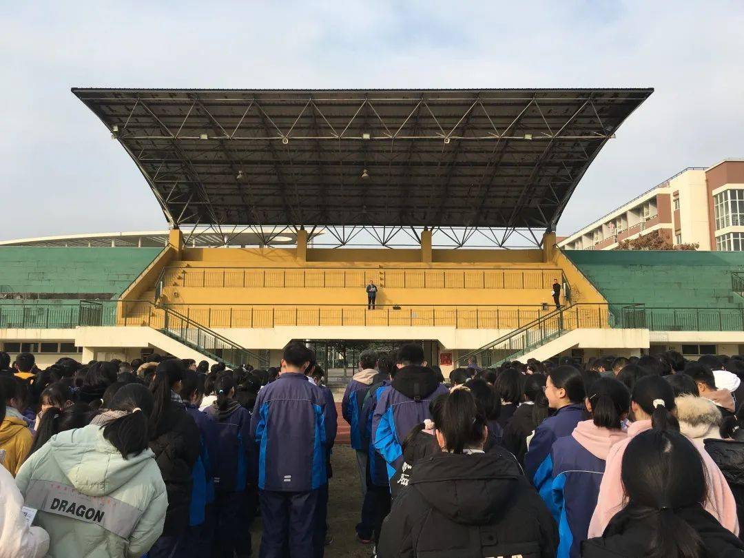 德清一中举行"法制进校园"晨会宣讲活动