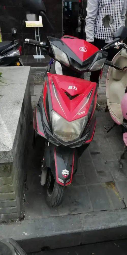 东小区发现停在小区楼下的陕g临0056302蓝力61尚领红色电动自行车不