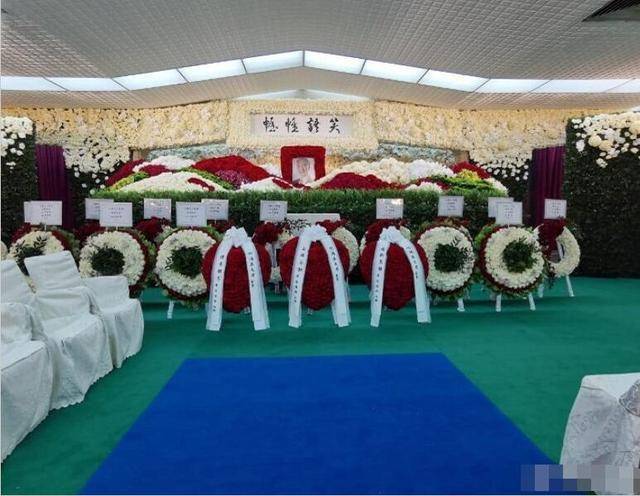 赌王灵柩转移明年下葬,何猷启玩手机被骂,网友:幸亏不是何猷君_家族